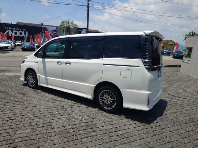 VOXY HYBRID