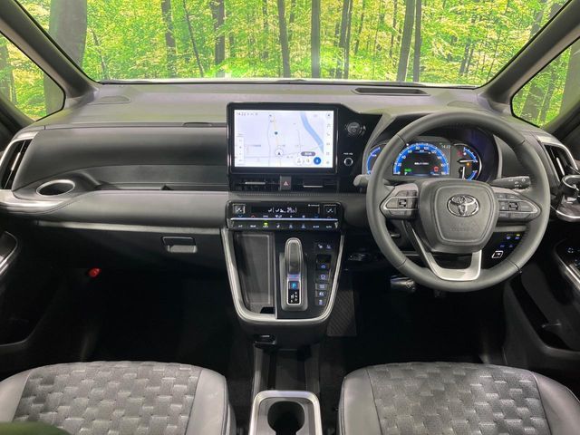 VOXY HYBRID 4WD