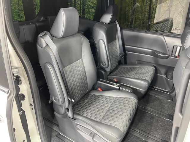 VOXY HYBRID 4WD
