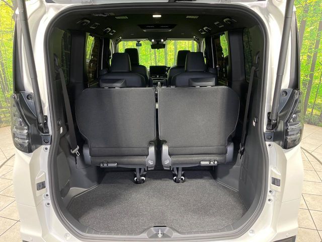 VOXY HYBRID 4WD