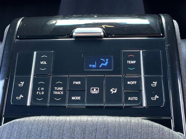 CROWN sedan hybrid