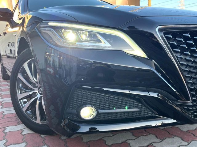 CROWN sedan hybrid