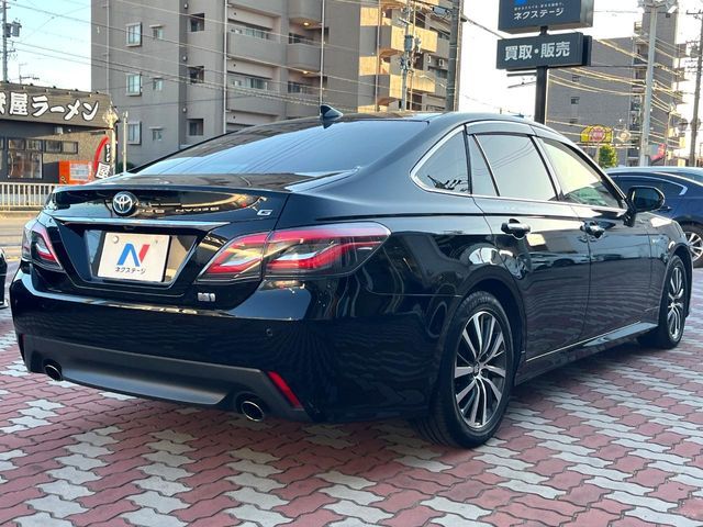 CROWN sedan hybrid