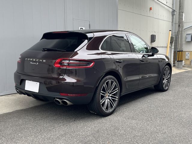 PORSCHE Macan