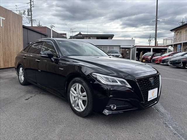CROWN sedan hybrid