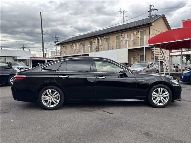 CROWN sedan hybrid