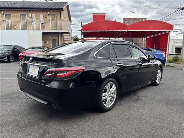 CROWN sedan hybrid