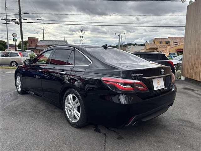 CROWN sedan hybrid