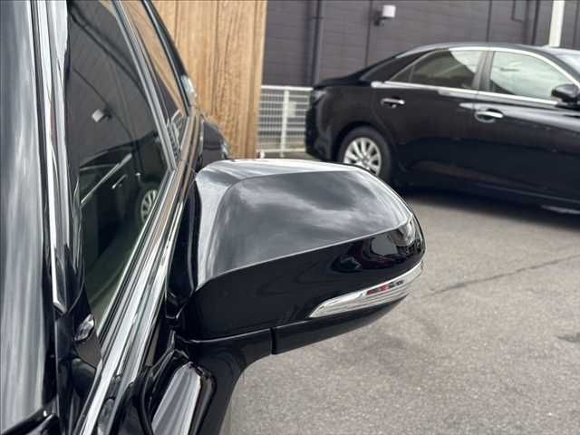 CROWN sedan hybrid