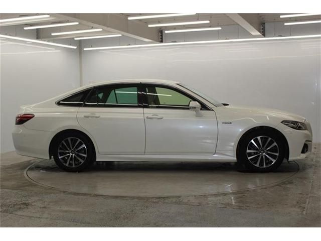 CROWN sedan hybrid