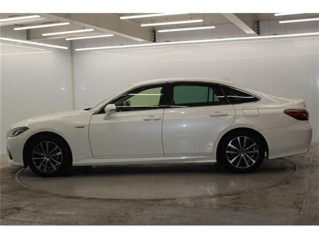 CROWN sedan hybrid