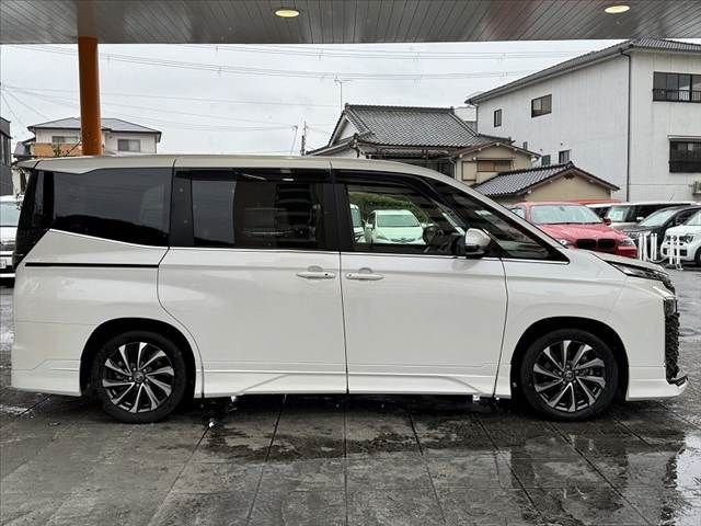 VOXY HYBRID