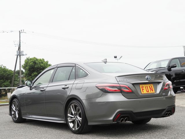 CROWN sedan hybrid