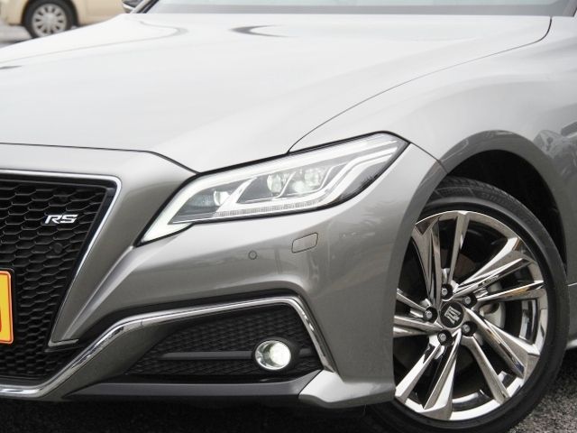 CROWN sedan hybrid