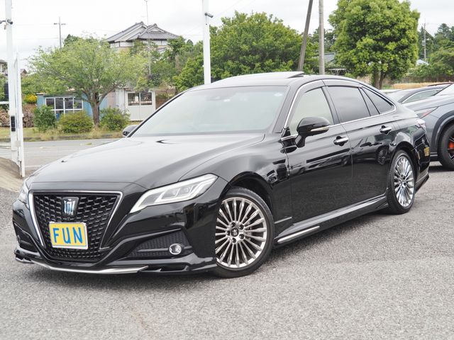 CROWN sedan hybrid