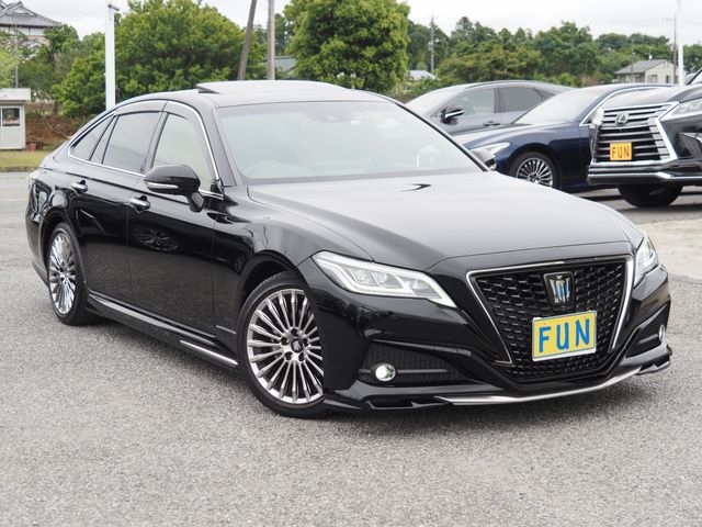 CROWN sedan hybrid