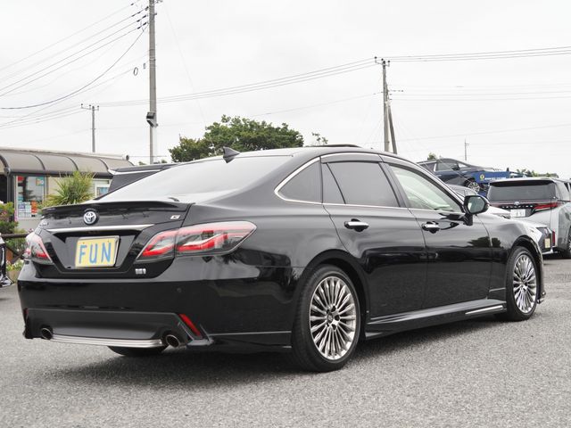 CROWN sedan hybrid