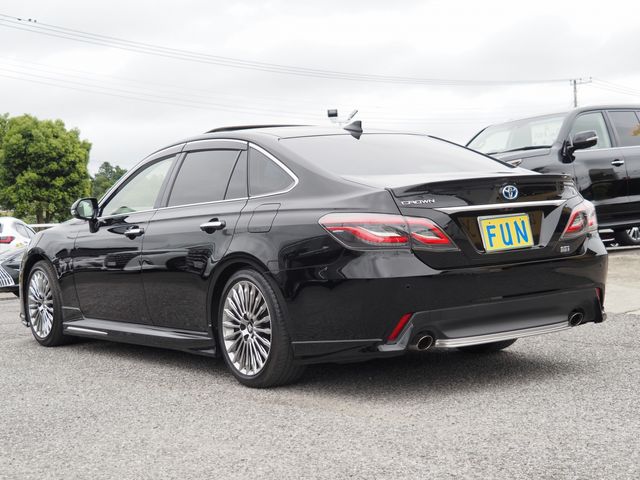 CROWN sedan hybrid