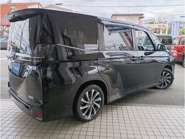 VOXY HYBRID