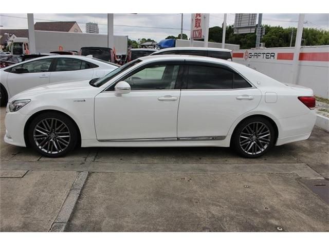CROWN sedan hybrid