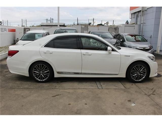 CROWN sedan hybrid