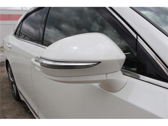 CROWN sedan hybrid