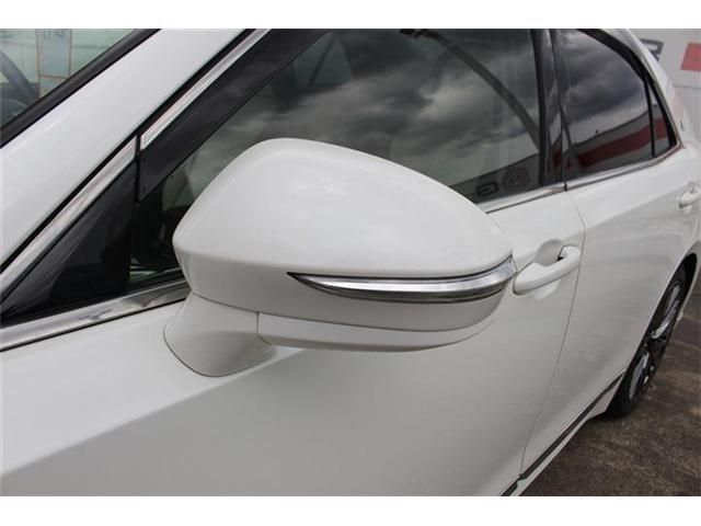 CROWN sedan hybrid
