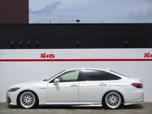 CROWN sedan hybrid
