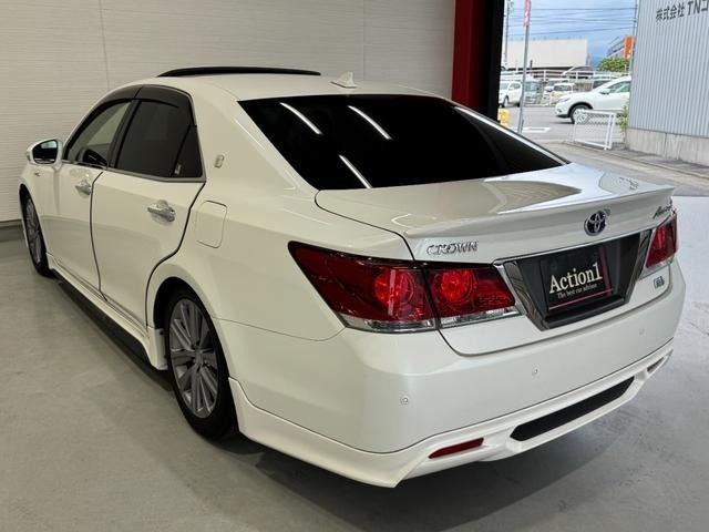 CROWN sedan hybrid