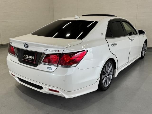 CROWN sedan hybrid