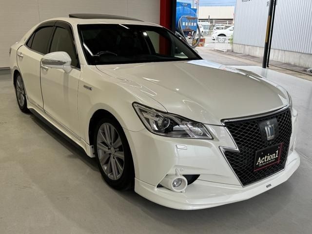 CROWN sedan hybrid