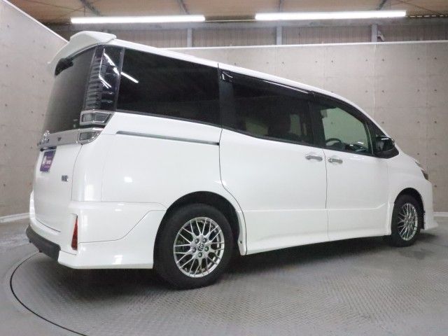 VOXY HYBRID