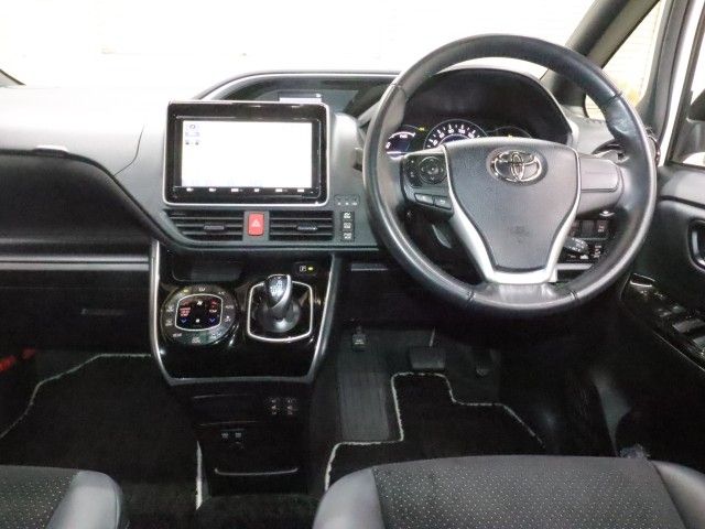 VOXY HYBRID
