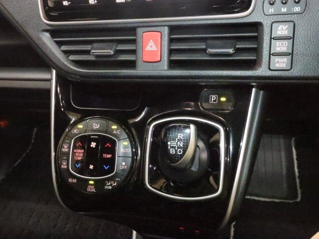 VOXY HYBRID