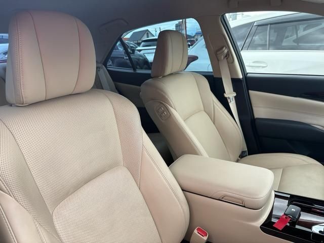 CROWN sedan hybrid