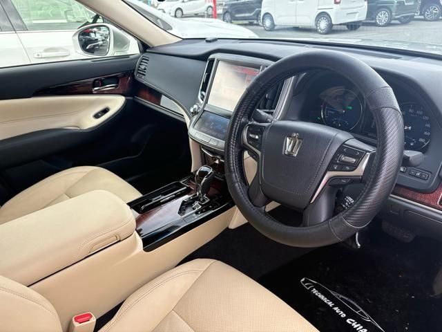 CROWN sedan hybrid