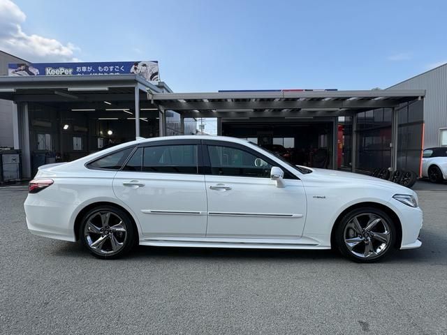 CROWN sedan hybrid