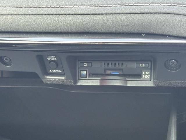 CROWN sedan hybrid