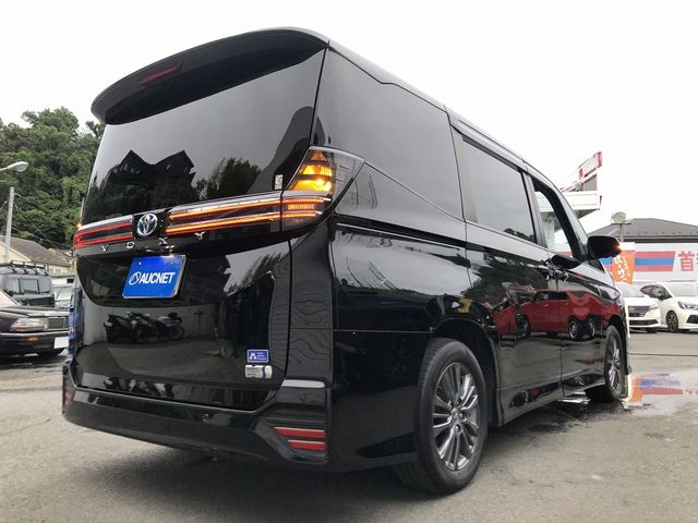 VOXY HYBRID