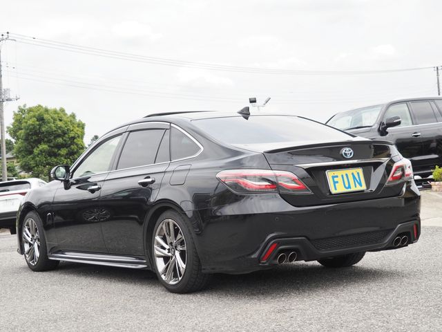 CROWN sedan hybrid