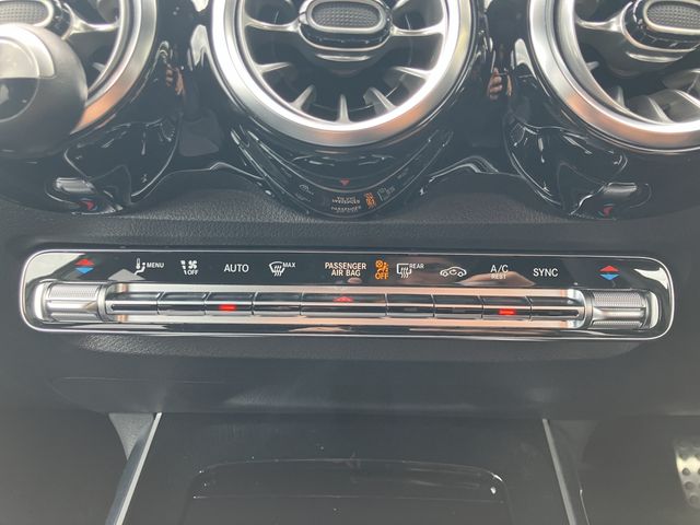 MERCEDES BENZ GLB