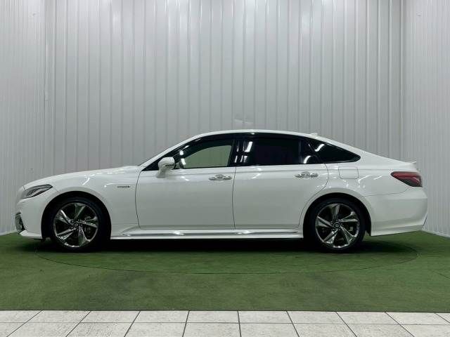 CROWN sedan hybrid