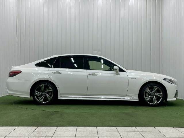 CROWN sedan hybrid