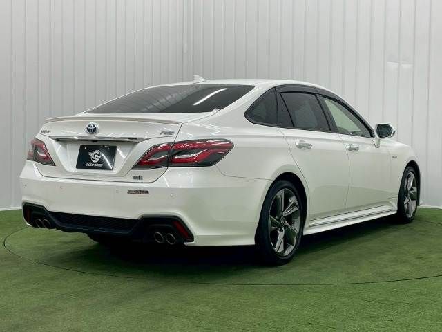 CROWN sedan hybrid