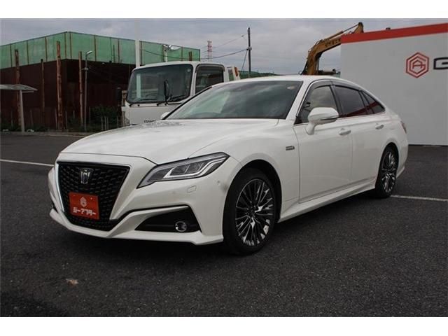 CROWN sedan hybrid