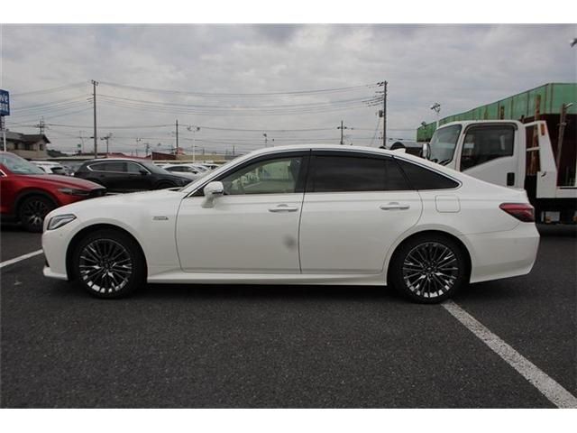 CROWN sedan hybrid