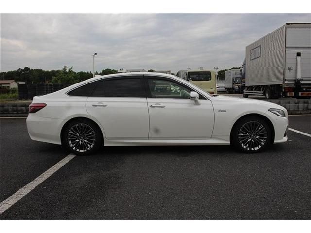 CROWN sedan hybrid