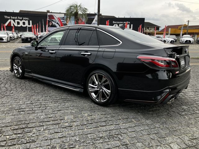 CROWN sedan hybrid