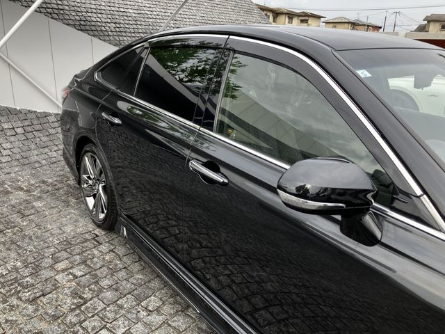 CROWN sedan hybrid