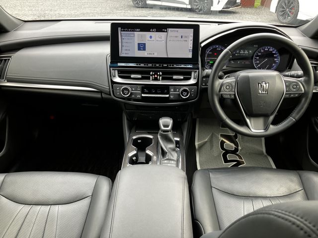 CROWN sedan hybrid
